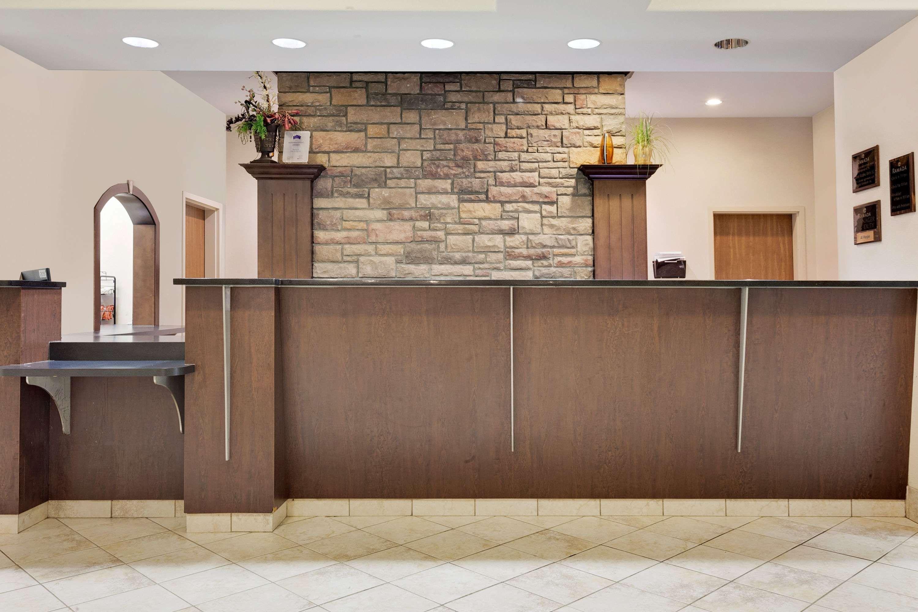 Ramada By Wyndham Lac La Biche Kültér fotó